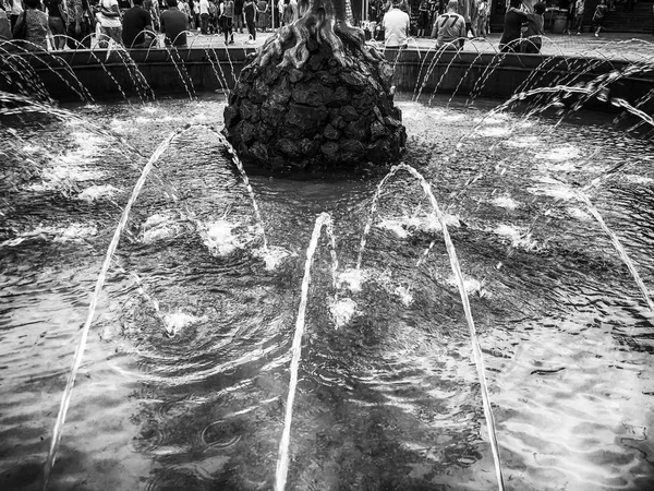 TBILISI, GEORGIE - 22 JUILLET 2018 : Attractions et divertissements dans le parc Mtatsminda en funiculaire. Fontaine — Photo