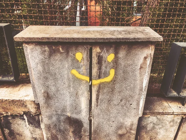 Painted smile on the stone fence. Streets of Tbilisi — Stock Photo, Image
