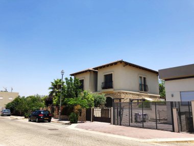 Rishon Le Zion, İsrail - 27 Haziran 2018: özel ev ve ağaçlar Rishon Le Zion, İsrail