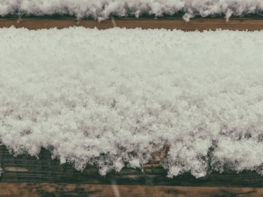 Kar bankta yalan. Şehrin sokaklarında kar. Kış başlangıcı