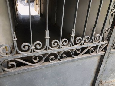 Avlunun girişi. Dekor ve süsleme demir-dövme şehir sokakların. Eski Tbilisi mimarisi