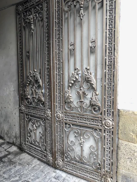 Entrada al patio.Decoración y adorno de calles de ciudad forjadas en hierro. Arquitectura antigua de Tiflis — Foto de Stock