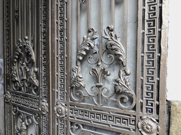 Ornement, détails d'une porte en fer. Décor et ornement de rues de ville forgées en fer. Ancienne architecture de Tbilissi — Photo