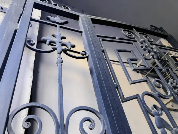 Adorno, detalle de una puerta de hierro. Decoración y adorno de calles de ciudad forjadas en hierro. Arquitectura antigua de Tiflis — Foto de Stock