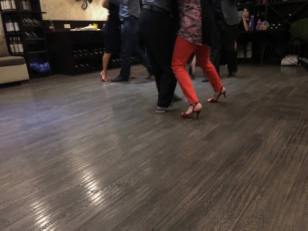 Çift, bacakları hareket, anlık görüntü yakın dans tango — Stok fotoğraf