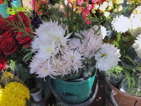 Bílé květiny a růže za slunečného dne venku. Close-up shot — Stock fotografie