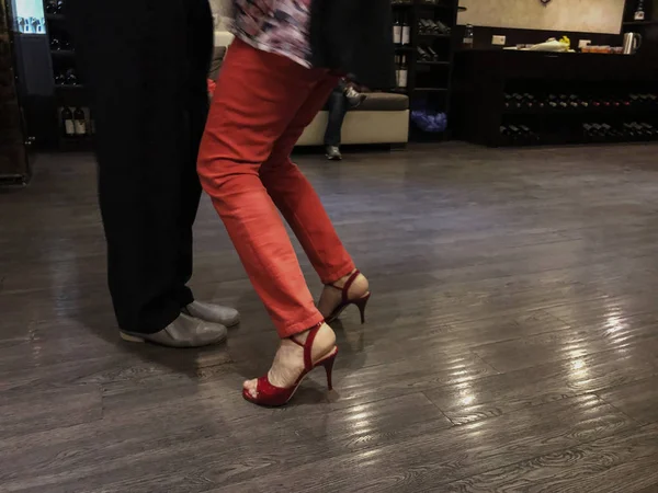 Couple dansant le tango, jambes en mouvement, cliché de près — Photo