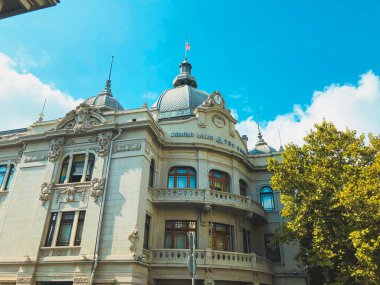Tbilisi, Gürcistan - 20 Eylül 2018: eski bilding Tbilisi şehrin D.Agmashenebeli st Tbc bankanın görüntülemek. 