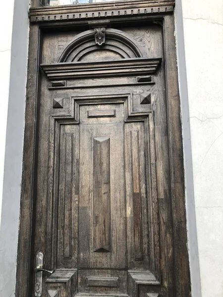 Puerta de madera de un edificio en la calle con adornos decorativos de madera. Arquitectura antigua de Tiflis — Foto de Stock