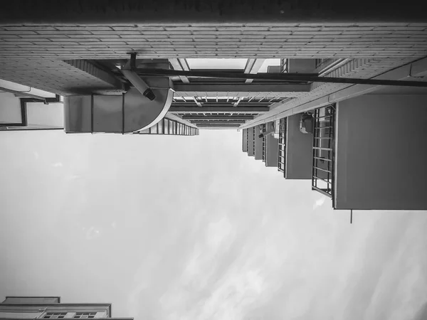 Een shot van een hoogbouw van de bodem tegen de lucht — Stockfoto