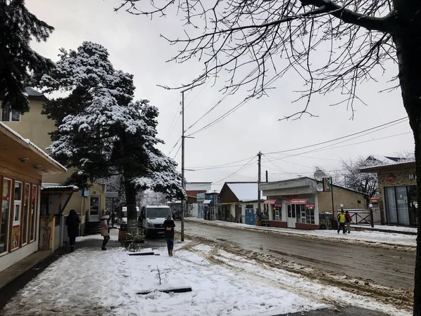 Bakuriani, Gürcistan - 17 Kasım 2018: Kış öğlen. İnsanlar karda yürümek. Karlı sokak. Dağ kayak merkezi Bakuriani — Stok fotoğraf