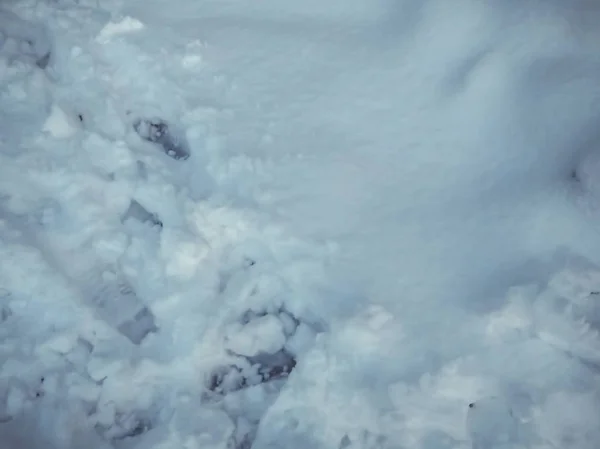 Rastros de zapatos en la nieve. El comienzo del invierno en Bakuriani — Foto de Stock