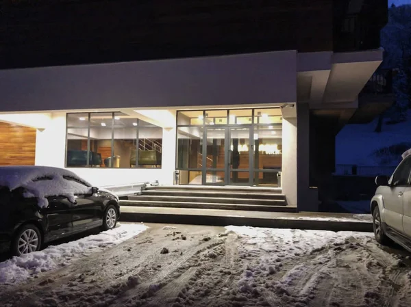 Otel önünde araba duran. Kış, karlı akşam — Stok fotoğraf