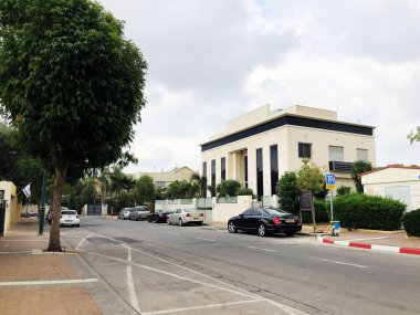 Rishon Le Zion, İsrail - 2 Ağustos 2018: Modern ev ve ağaçlar Rishon Le Zion, İsrail