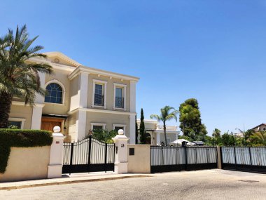 Rishon Le Zion, İsrail - 27 Haziran 2018: özel ev ve ağaçlar Rishon Le Zion, İsrail