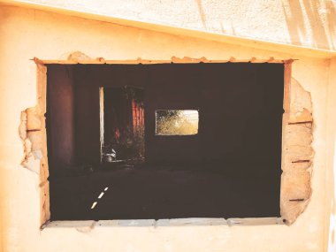 Yarı yıkık evi terk etti. Yıkık penceresinde Rishon Le Zion, İsrail 