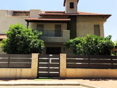  Özel modern ev ve ağaçlar Rishon Le Zion, İsrail.