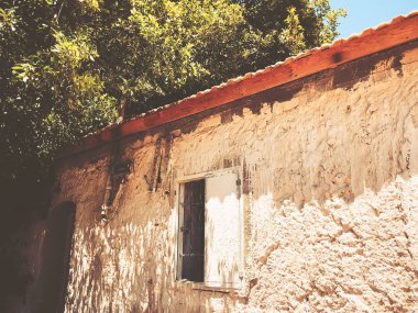 Kapı ve pencere, yaz aylarında ağaçları ile eski bir ev .