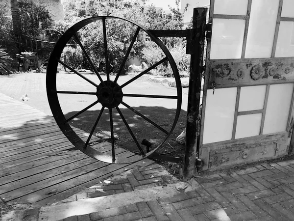 Portão da roda do vagão no fundo de árvores verdes — Fotografia de Stock