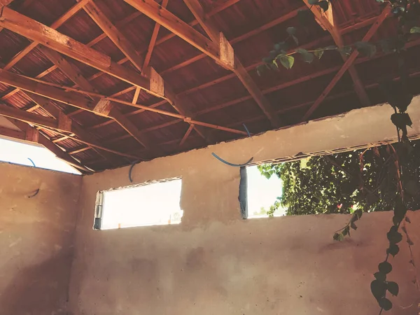 Görünüm içinde terk edilmiş özel ev tavan — Stok fotoğraf