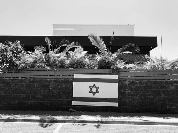 RISHON LE ZION, ISRAEL - June 27, 2018 Israel's national flag, which is a private home fence in Rishon Le Zion, Israel — Stock Photo, Image