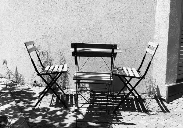 Folding table and chairs on the white wall background — Stock Photo, Image