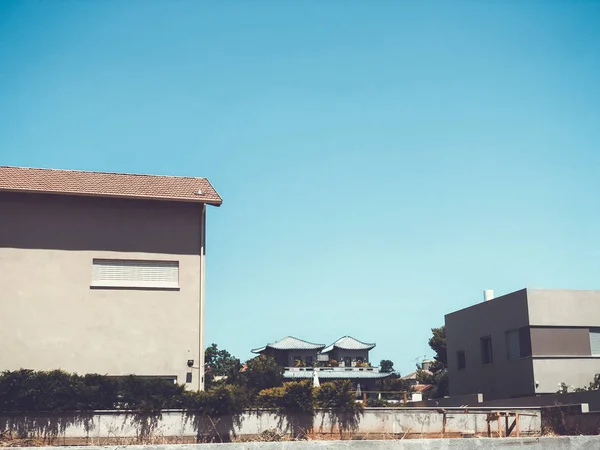 Casa moderna privada y antigua casa de tejas de arcilla china en Rishon Le Zion, Israel — Foto de Stock