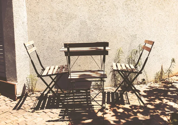 白い壁の背景に折り畳みテーブルと椅子 — ストック写真