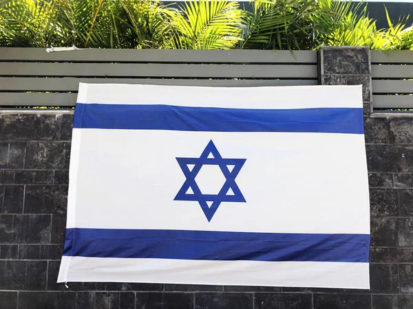 RISHON LE ZION, ISRAEL - June 27, 2018 Israel's national flag, which is a private home fence in Rishon Le Zion, Israel — Stock Photo, Image