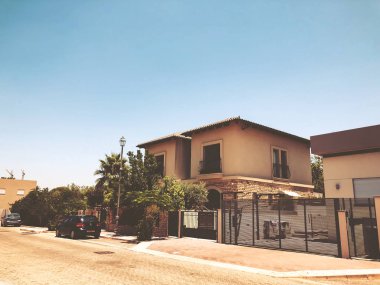 Rishon Le Zion, İsrail - 27 Haziran 2018: özel ev ve ağaçlar Rishon Le Zion, İsrail