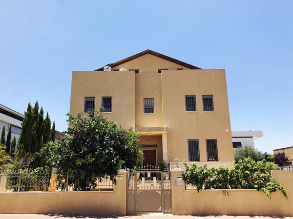 RISHON LE ZION, ISRAEL - 27 de junio de 2018: Casa privada y árboles en Rishon Le Zion, Israel — Foto de Stock