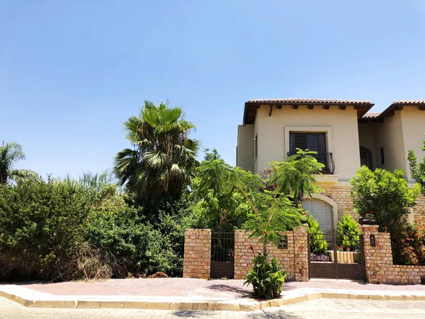 RISHON LE ZION, ISRAEL - 27 de junio de 2018: Casa privada y árboles en Rishon Le Zion, Israel — Foto de Stock