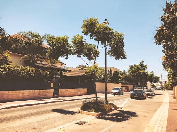 Rishon Le Zion, Israël - 27 juni, 2018: De straat is vol bomen in Rishon Le Zion, Israël — Stockfoto