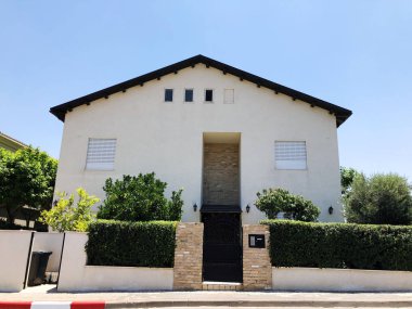 Rishon Le Zion, İsrail - 27 Haziran 2018: özel ev ve palmiye ağaçları Rishon Le Zion, İsrail.