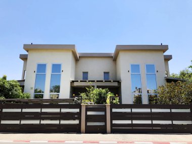 Rishon Le Zion, İsrail - 27 Haziran 2018: özel ev ve palmiye ağaçları Rishon Le Zion, İsrail.