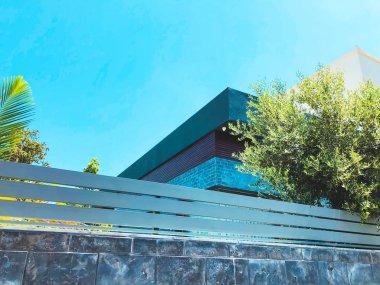 Taş ve demir çit ve Rishon Le Zion ağacında. Atış kapatın