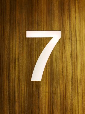 Bir levha üzerinde 7 numara, yakın çekim