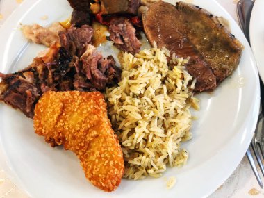 Rosto et haşlanmış pirinç ve tavada kızartılmış sebzeler ile