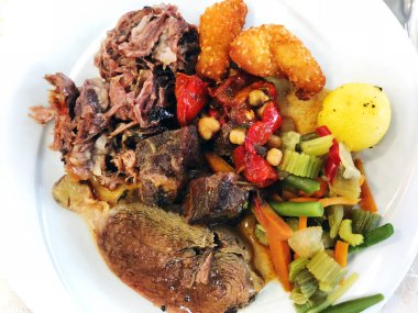 Rosto et kavrulmuş patates ve tavada kızartılmış sebzeler ile