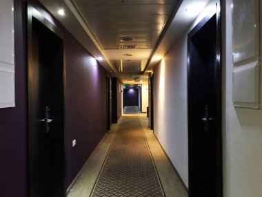 Vintage tarzı, tonda birçok kapı ile uzun boş karanlık koridor