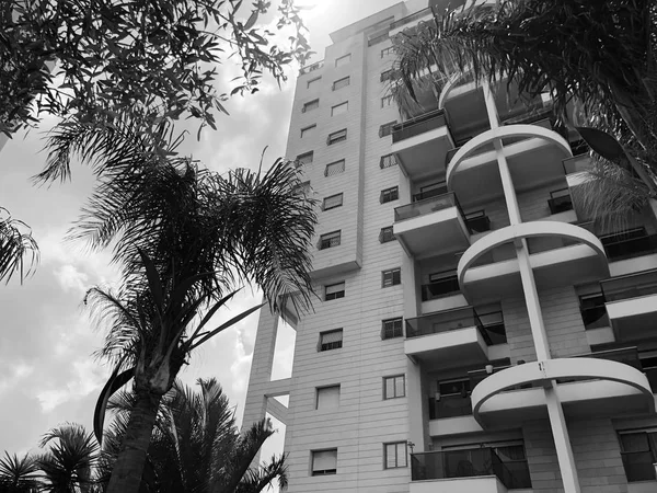 РИШОН-ЛЕ-ЗИОН, ИЗРАИЛЬ - 2 августа 2018 года: Здание и пальмы в Ришон-ле-Ционе, Израиль — стоковое фото