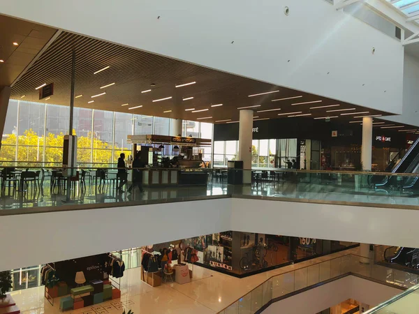 TBILISI, GEORGIA - 11 de octubre de 2018: Moderno interior del centro comercial "Galleria" en Tbilisi, Georgia —  Fotos de Stock