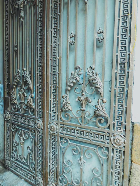 Entrada al patio.Decoración y adorno de calles de ciudad forjadas en hierro. Arquitectura antigua de Tiflis — Foto de Stock