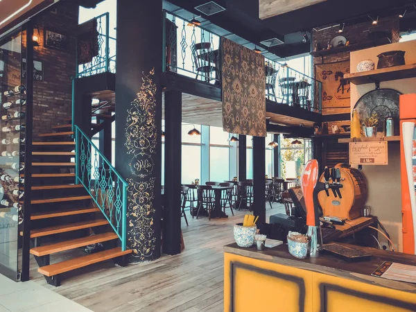 TBILISI, GEORGIA - 11. oktober 2018: Moderne interiør av den georgiske restauranten "Tabla" i kjøpesenteret "Galleria" i Tbilisi, Georgia – stockfoto