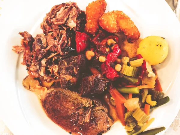 Rosto et kavrulmuş patates ve tavada kızartılmış sebzeler ile