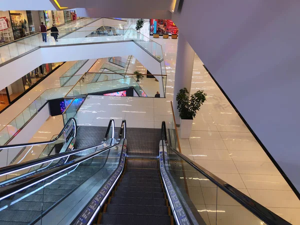 TBILISI, GEORGIA - 11 de octubre de 2018: Interior moderno, escalera mecánica en el centro comercial "Galleria" en Tiflis, Georgia —  Fotos de Stock