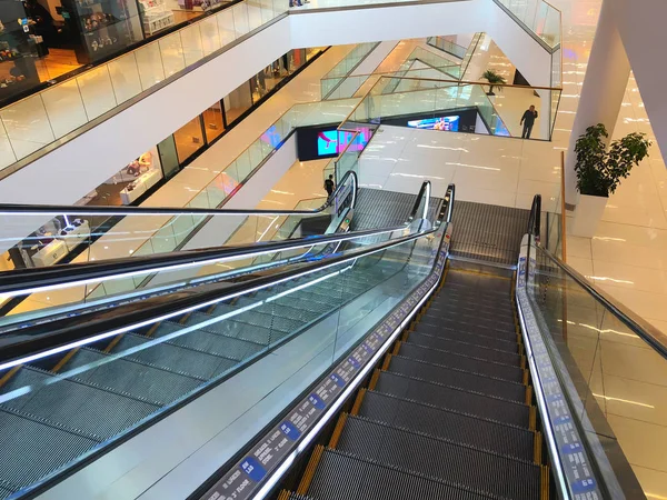TBILISI, GEORGIA - 11 de octubre de 2018: Interior moderno, escalera mecánica en el centro comercial "Galleria" en Tiflis, Georgia —  Fotos de Stock