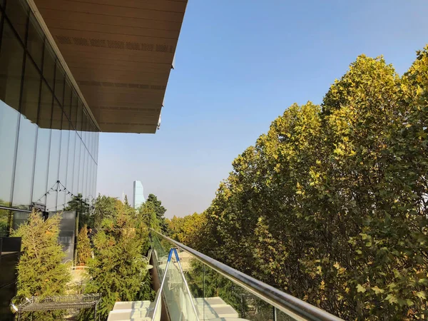 Schöne Aussicht auf die Stadt vom modernen Einkaufszentrum "galleria" in Tiflis, Georgien. Laubbäume vor blauem Himmel. — Stockfoto