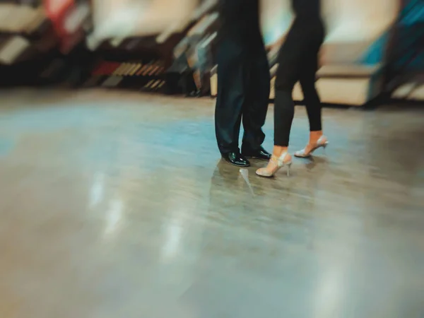 Couple dansant le tango, jambes en mouvement, cliché de près — Photo