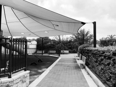 Çocuk Bahçesi olan bir çadır altında gölge